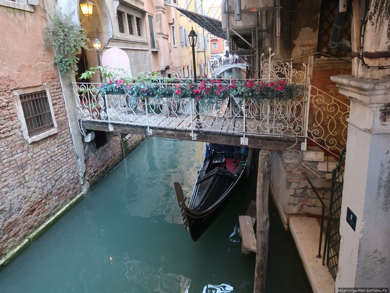 Живописные мостики через каналы района Сан-Марко Венеции. Вода чистая. Вы точно поинтересуетесь коммуникациями жизнеобеспечения в древнем городе. Венеция, Италия