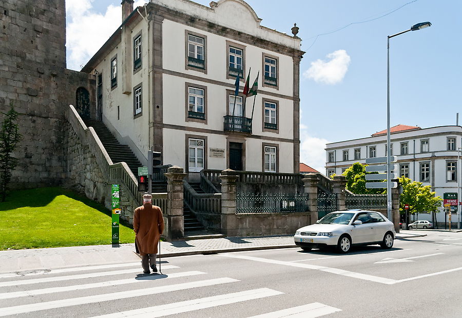 Португальцы не очень любят порядок. Через дорогу и даже на красный свет многие ходят не спеша.
