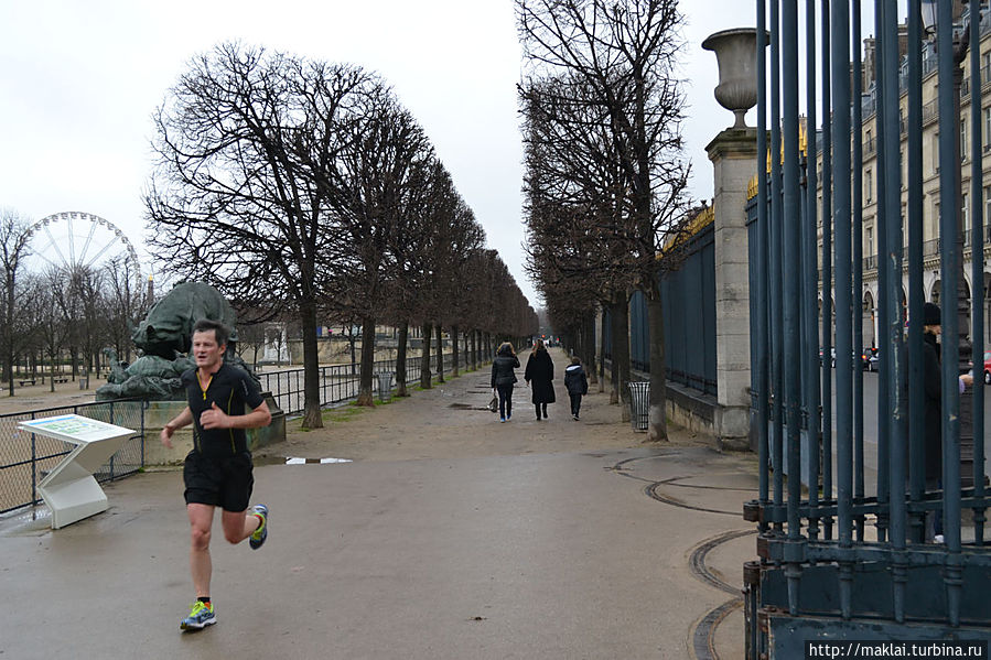 Человек бегущий. Париж, Франция