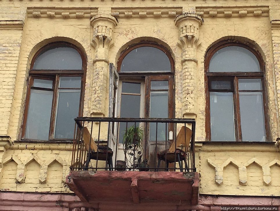 С этого балкончика мамы смотрели за развитием отношений своих детей Бобруйск, Беларусь
