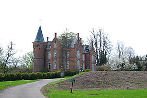 На территории парка стоят несколько домов-замков. Там живут люди. Близко подходить не стали, дошли только до таблички 