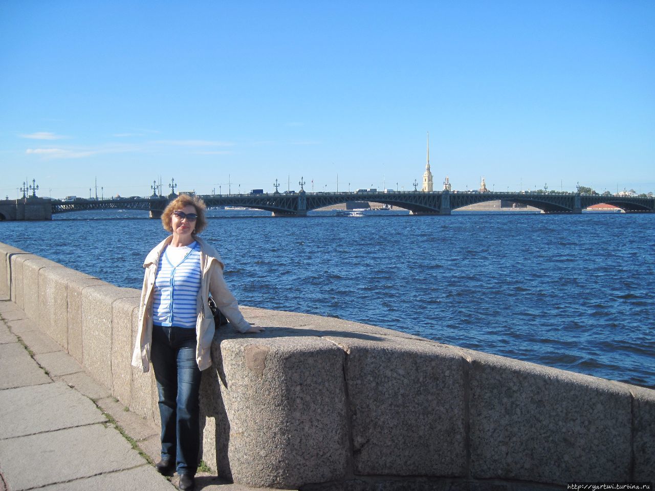 Река Нева. Вид у Летнего сада на Троицкий мост. Санкт-Петербург, Россия