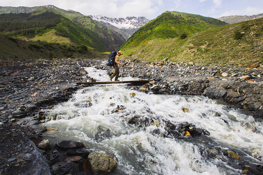 Двигаемся дальше. Часто приходится пересекать потоки воды, стекающие со снежников.. Со временем привыкаешь, что для этих мест — это просто небольшой ручеек:)