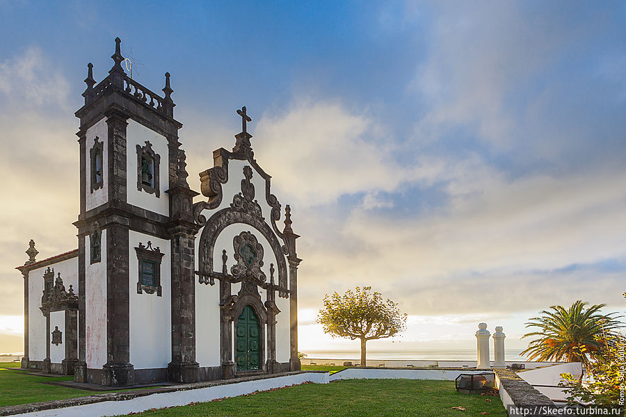 Церковь на одной из высоких точек Понта-Делгада. Раннее утро. Регион Азорские острова, Португалия