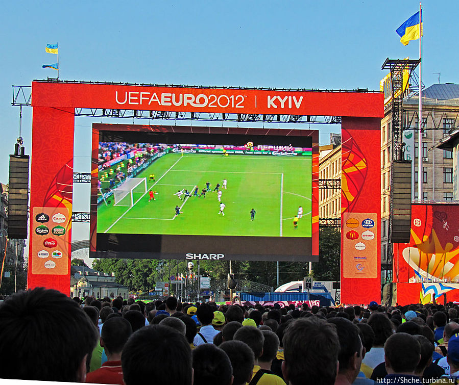 вот идет матч Англия — Франция Киев, Украина