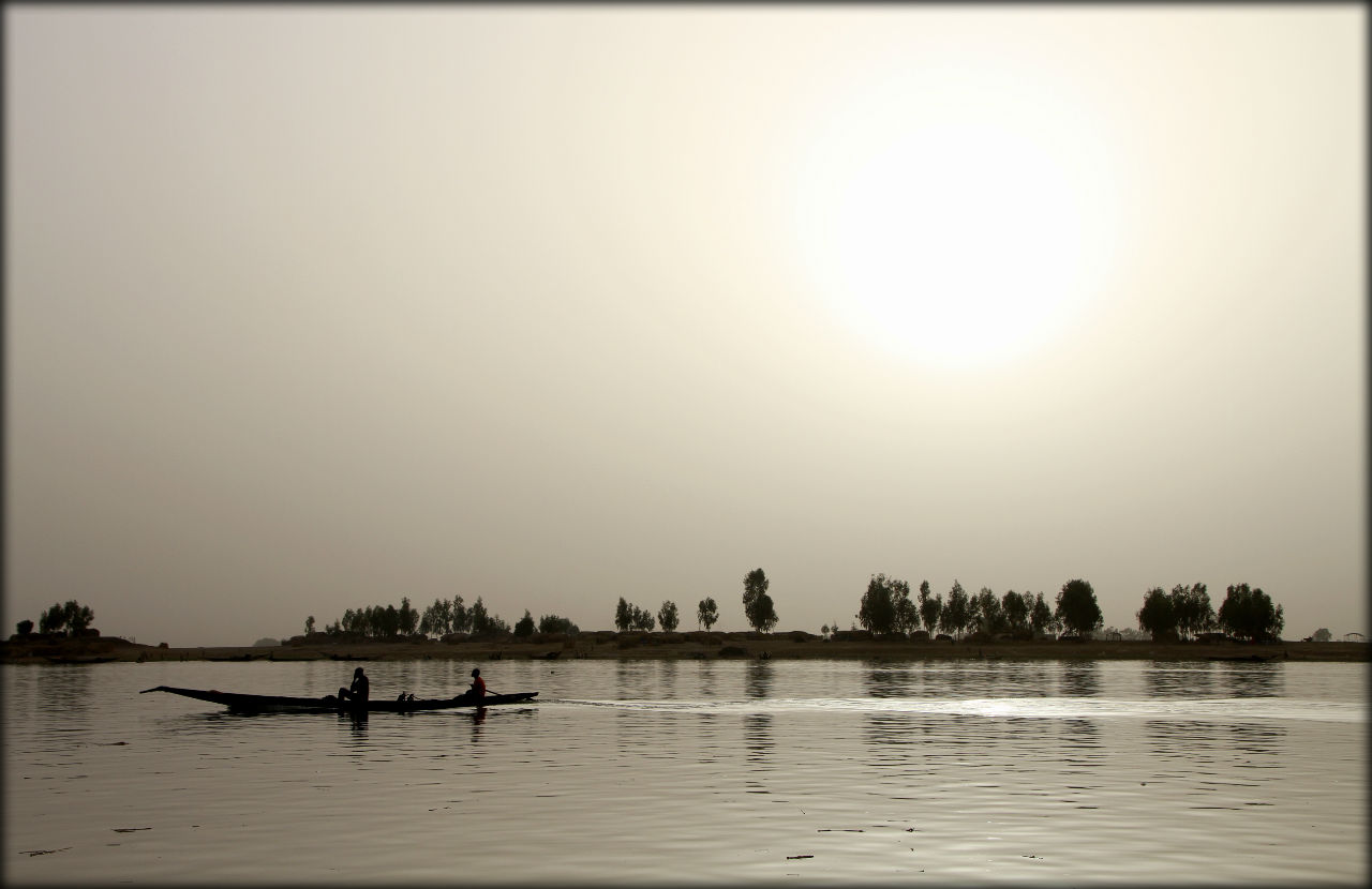 Малийская Венеция или белый закат над рекой Бани Мопти, Мали