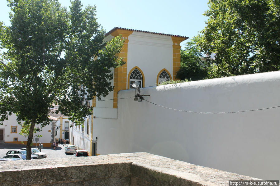 Два церковных здания — привлекающее и карающее Эвора, Португалия