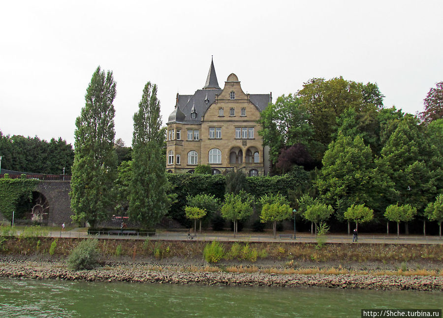 Аллея Аденауэра — набережная Рейна в столичном Бонне Бонн, Германия
