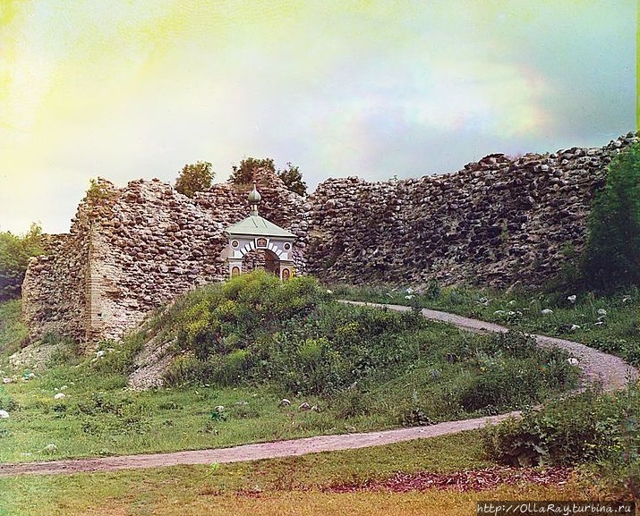 Воротная башня и прясло стены. С.М. Прокудин-Горский, 1909 г. Старая Ладога, Россия