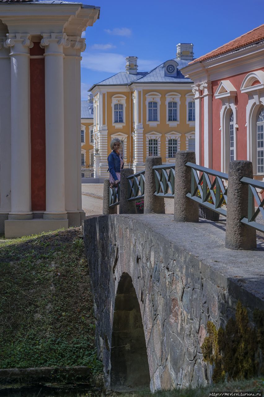 В  Рундале у дворца Рундале, Латвия