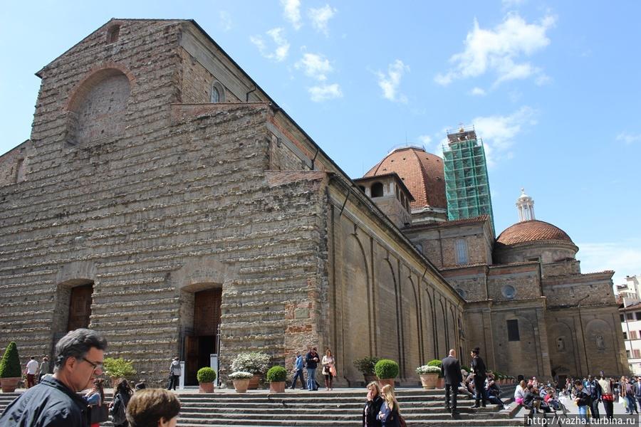 Базилика Сан Лоренцо. Церковь была создана в 393 году. Флоренция, Италия