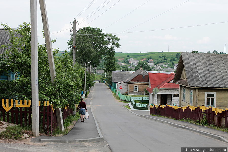 Ну я и пошла: люблю деревянные дома и холмистые рельефы..