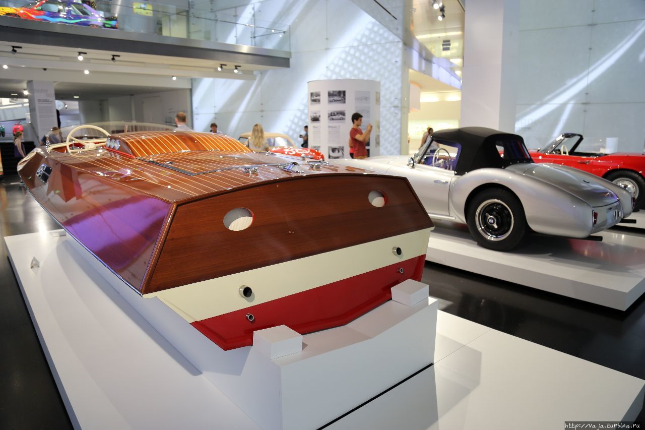 Выставочный центр и музей BMW Мюнхен, Германия