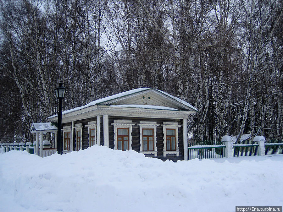 Рубленный домик на фоне верхнего парка Карабиха, Россия