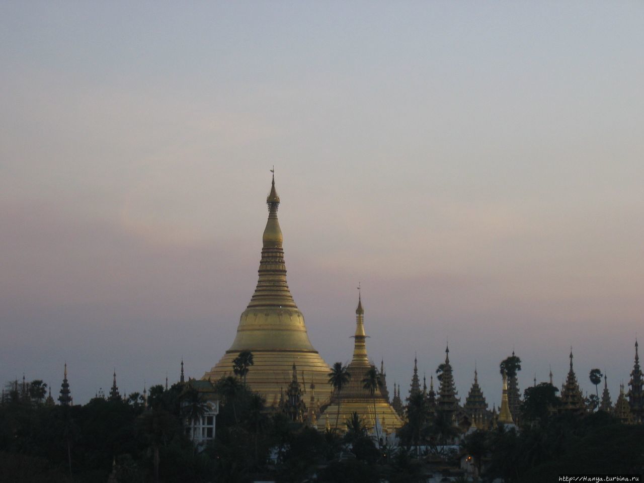Шведагон с крыши отеля Янгон, Мьянма