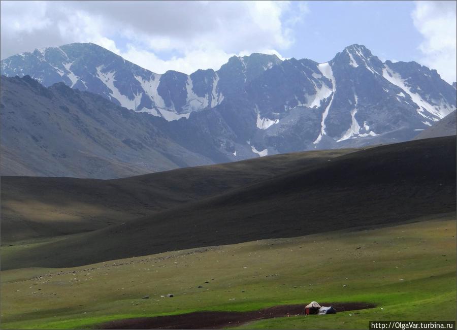 Так и веет холодом с заснеженных гор... Чуйская область, Киргизия