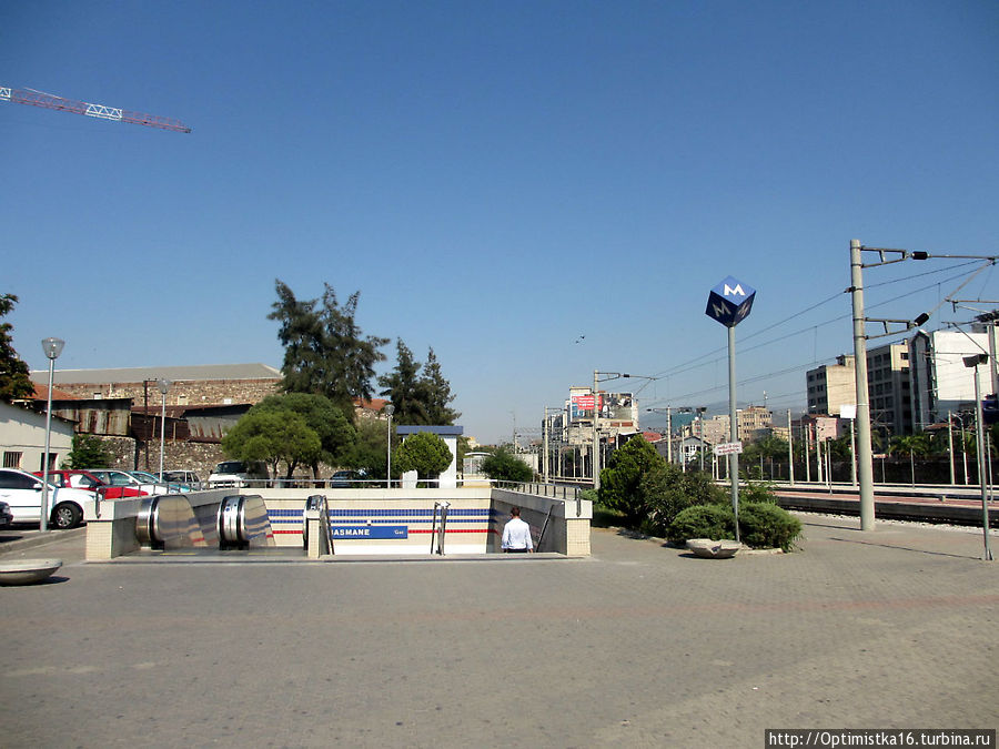 Станция метро Басмане рядом с вокзалом Измир, Турция