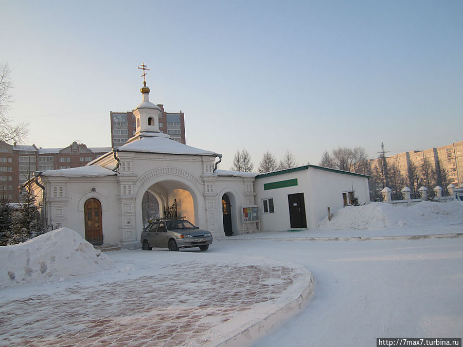 Церковная лавка у ворот. ( справа) Красноярск, Россия