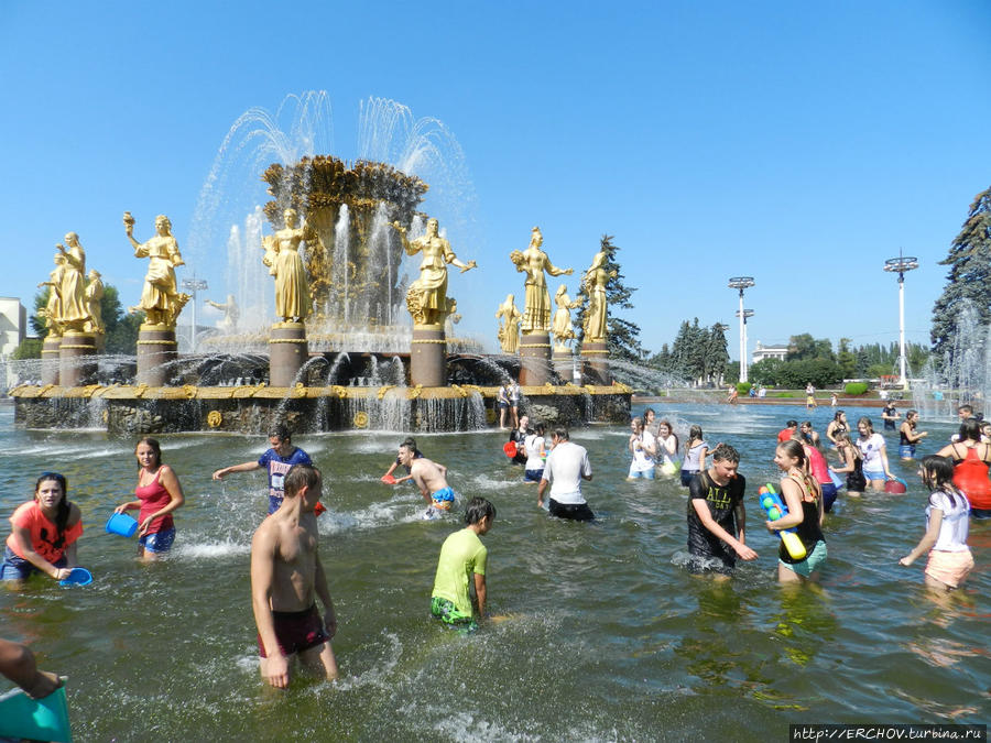 Флешмоб в фонтане Москва, Россия