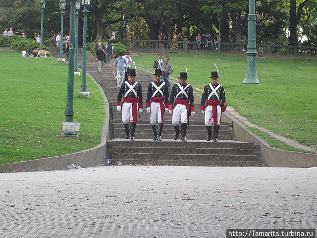 Гренадёры к памятнику павшим в Фолклендской войне. Буэнос-Айрес, Аргентина