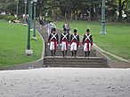 Гренадёры к памятнику павшим в Фолклендской войне.