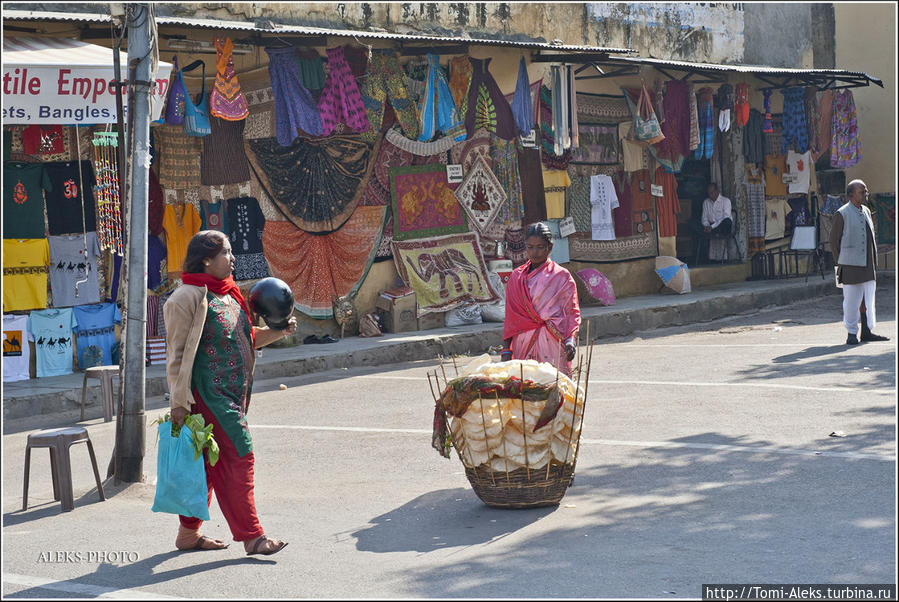 Продавщица лепешек — мне они очень понравились...
* Джайпур, Индия
