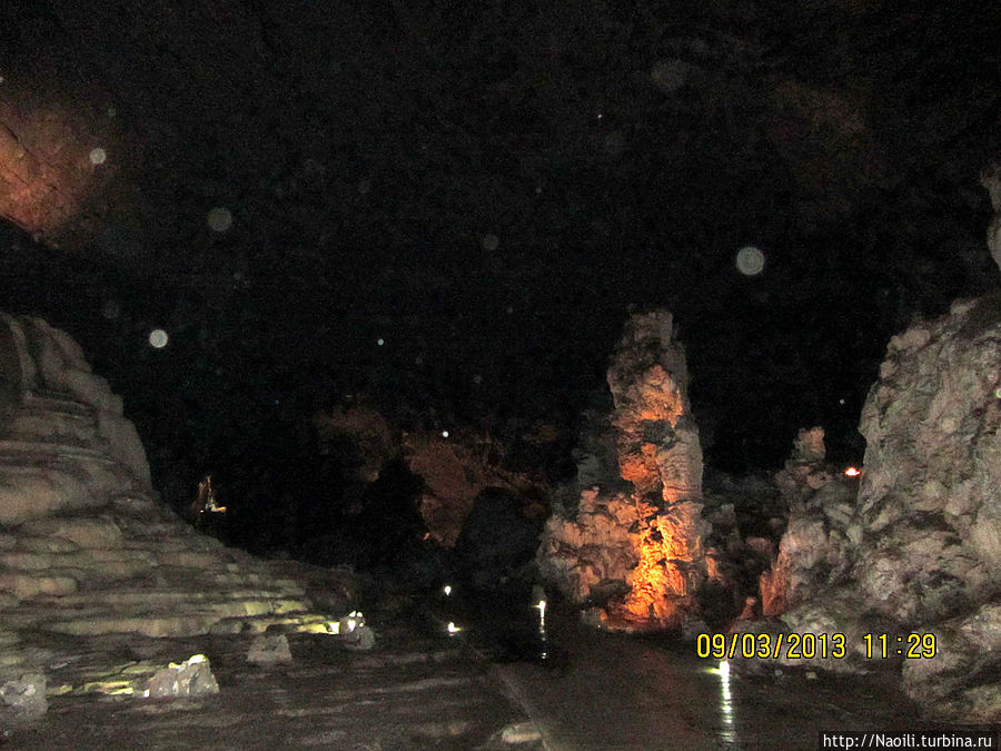 Сухая пещера внутри не такая уж сухая, а очень даже влажная, иногда сверху падают капли. Мы шли вперед по подземной долине, окруженной карцевыми горами Национальный парк Пещеры Какахуамилпа, Мексика