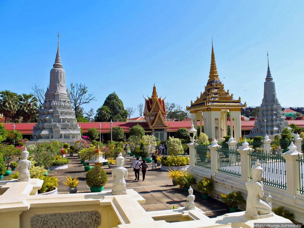 Ступа Королей Анг Дуонг (справа) и Нородома (слева). Фото из интернета Пномпень, Камбоджа