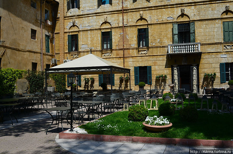 В этом дворике находится замечательная Пиццерия, Пиццу пекут в печи на дровах...