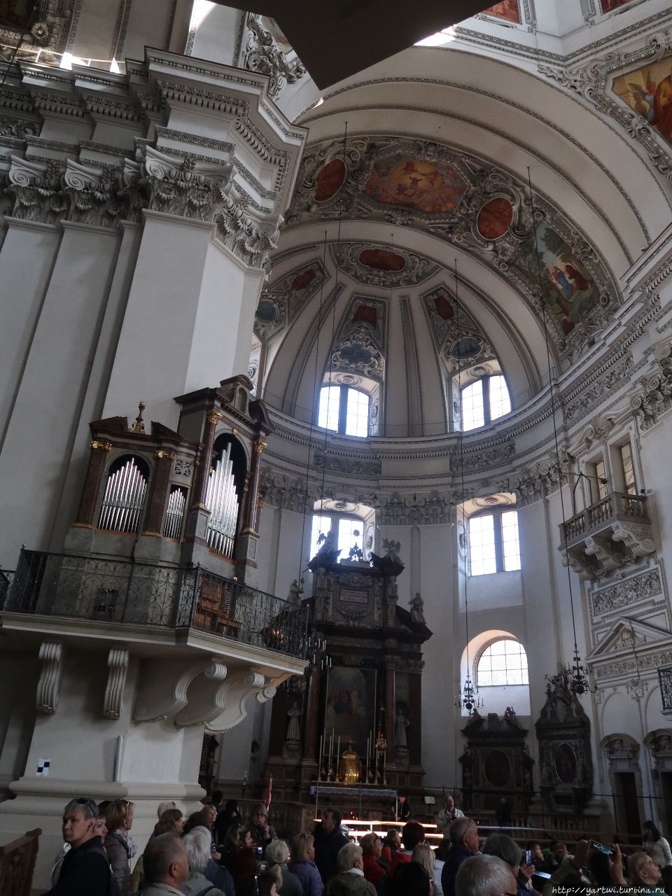 Внутри храм богато убран в барочном стиле и искусно украшен фресками. В соборе имется главный орган с 4000 трубами, который окружают музицирующие ангелы. На нем играл Моцарт и даже написал специально для него несколько хоралов. Зальцбург, Австрия