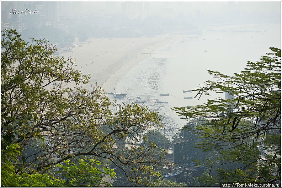 Туманный вид на главный пляж города. Индийцы любят здесь отдыхать...
* Мумбаи, Индия