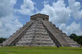 Храм стоит в центре обширной террасы площадью около 18 гектаров и окружён широким каменным парапетом. Высота пирамиды составляет 30 м, длина её сторон насчитывает 55 м. Каждая грань храма имеет 9 ступеней. Со всех четырёх сторон от основания к вершине пирамиды ведут четыре крутые лестницы, сориентированные по сторонам света. Окаймляет лестницы каменная балюстрада, начинающаяся внизу с головы змея и продолжающаяся в виде изгибающегося змеиного тела до верха пирамиды. Ежегодно в дни осеннего и весеннего равноденствия (21 марта и 23 сентября) можно наблюдать уникальное зрелище «Пернатого Змея». Тень ступенчатых рёбер пирамиды падает на камни балюстрады. При этом создаётся впечатление, что Пернатый Змей оживает и ползёт, в марте вверх, а в сентябре вниз. Каждая из четырёх лестниц храма имеет 91 ступеньку, а их суммарное количество равно 364. Вместе с базой-платформой на вершине пирамиды, объединяющей все четыре лестницы, получается число 365 — количество дней в солнечном году. Кроме того, символичным является количество секций с каждой стороны храма (9 ступеней пирамиды рассечены лестницей надвое) — 18, что соответствует количеству месяцев в календарном году майя. Девять уступов храма соответствует «девяти небесам» мифологии тольтеков. 52 каменных рельефа на каждой стене святилища символизируют один календарный цикл тольтеков, включающий 52 года.
На вершине пирамиды располагается небольшой храм с четырьмя входами. В нём совершались жертвоприношения.