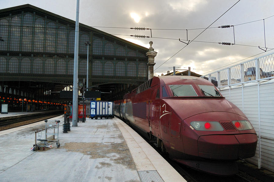 Поезд Thalys прибыл на Северный вокзал Парижа Брюссель, Бельгия