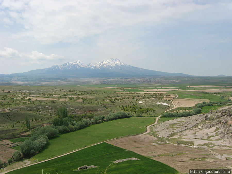 Вид с холма Аналипсис в сторону Ыхлары. Гюзельюрт, Турция