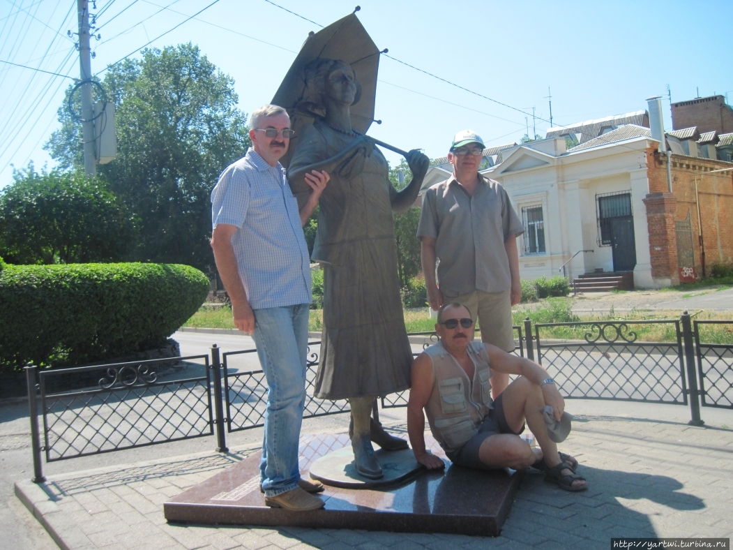 У памятника образу одной из ролей актрисы решили сфотографироваться на память всей компанией. Таганрог, Россия