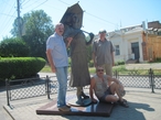 У памятника образу одной из ролей актрисы решили сфотографироваться на память всей компанией.