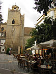 На площадь выходит сторожевая башня Torre de la Atalaya, более известная  как Башня с часами.
Построенная в 1012 году, реконструированная в 1469 году. Тогда же на башне были установлены часы.
Функцией  башни было предупреждение колокольным звоном о наступлении противника.