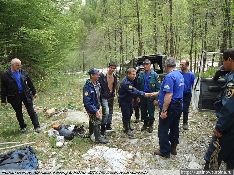 министр жмет спасателям р