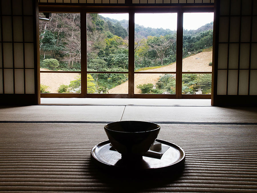 В храмах с садами в стоимость входного билета часто входит чай маття. Эта такая горькая штука, которую надо закусывать сладкой конфетой (прилагается). Я его безумно люблю. Полагается, значит, пить этот чай и смотреть на сад — в данном случае из окна, потому что на улице адский холод и ветер. Тоттори, Япония