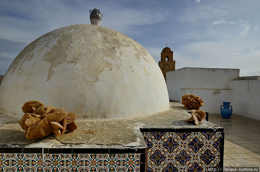 крыша магазина ковров. и нечто песочного цвета — роза пустыни.  Долгое время думали, что минерал 