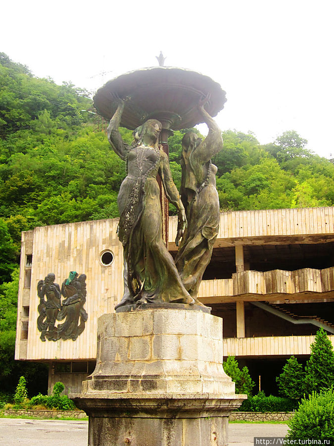 Старые Гагры. Памятник, а на заднем фоне — заброшеный кинотеатр... Гагра, Абхазия