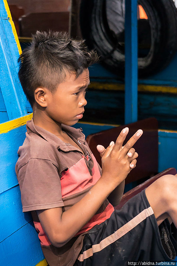 Мальчишки, сопровождающие лодки с туристами Камбоджа