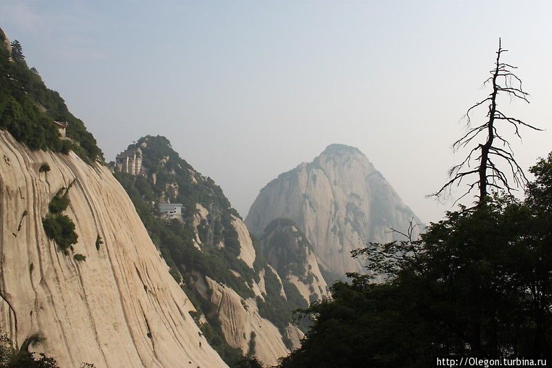 Несколько тысяч ступеней ведущих вверх Хуашань, Китай