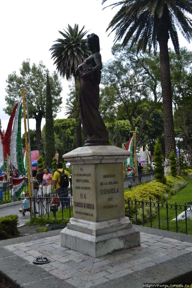 Скульптуры муз на площади Сокало в Пуэбле Пуэбла, Мексика
