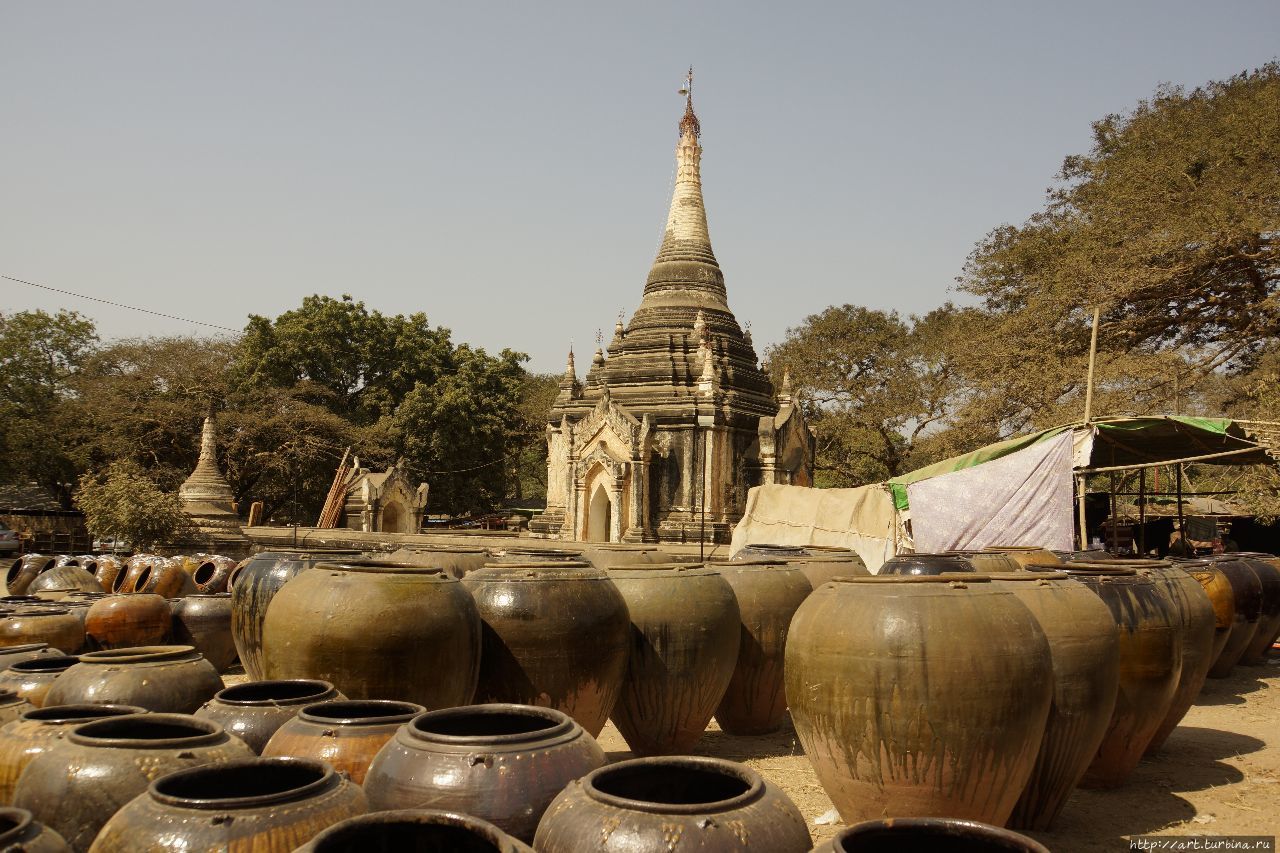Недалеко от храма Ананда раскинулся оживлённый гончарный рынок Баган, Мьянма