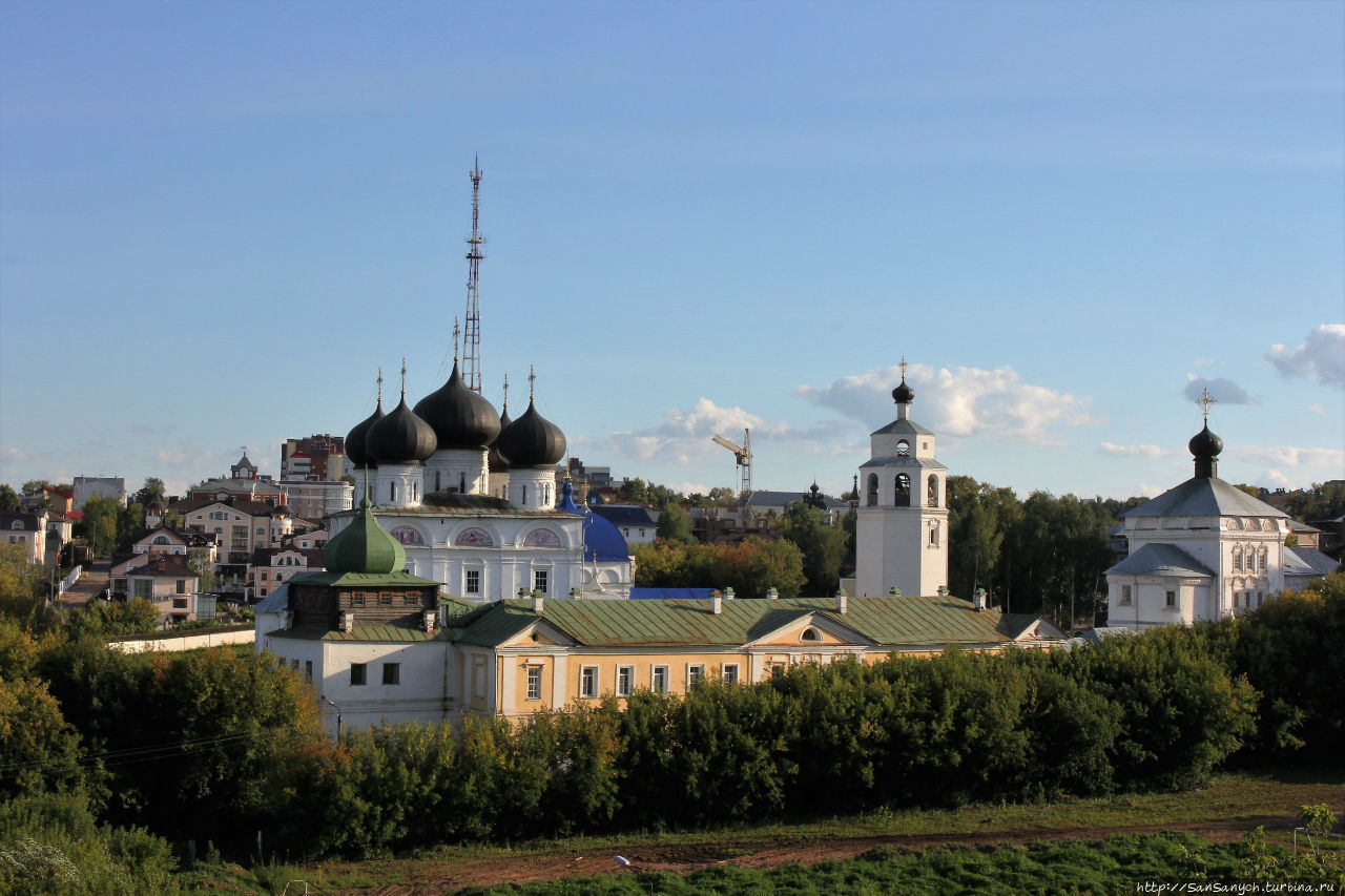 Вид на монастырь с горы. Киров, Россия