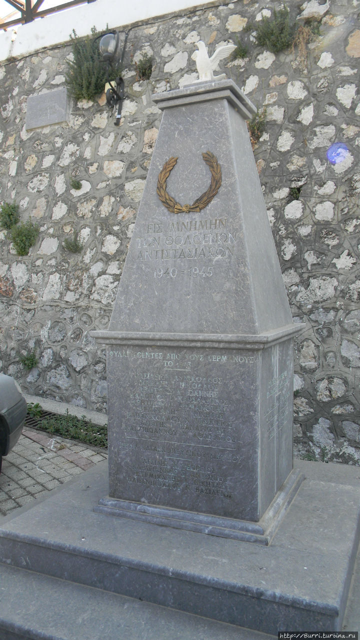 Памятник посвящённый второй мировой Теологос, остров Родос, Греция