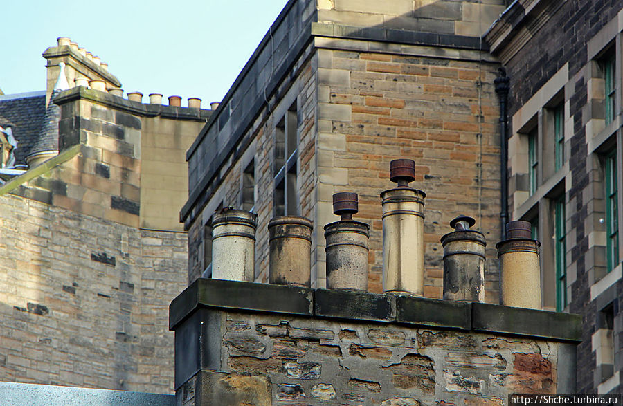 Частоколы каминных труб на крышах Эдинбурга Эдинбург, Великобритания