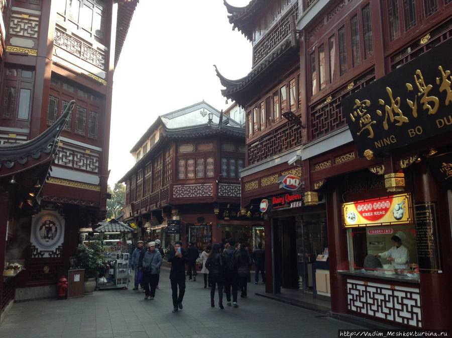 Улица Фанбинь, которую также часто называют просто «Старая улица Шанхая». Шанхай, Китай