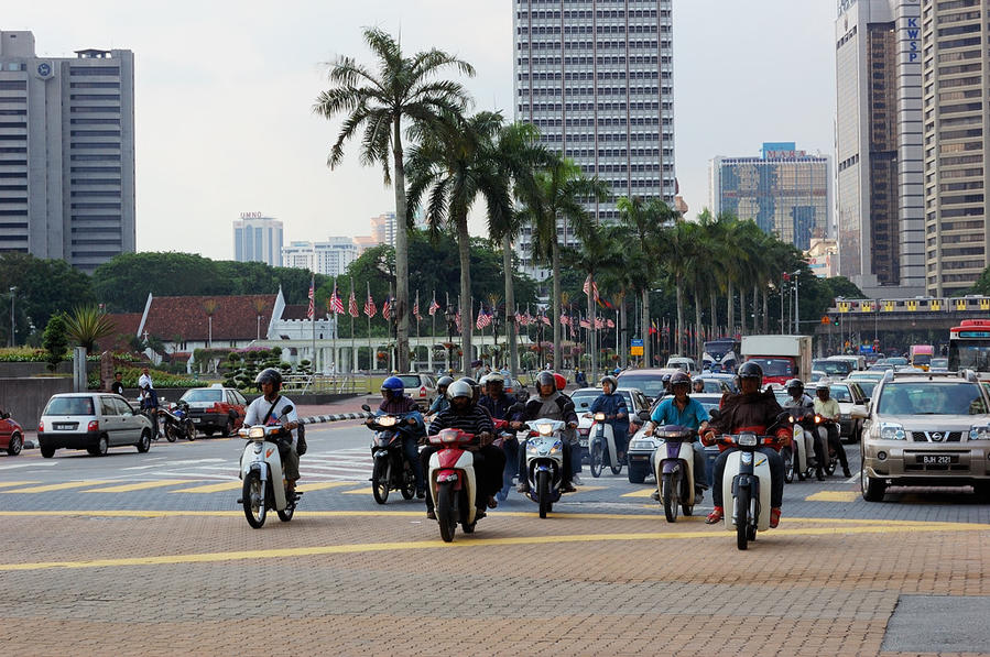 В городе очень много мотоциклистов. На светофоре они стартуют первыми Куала-Лумпур, Малайзия